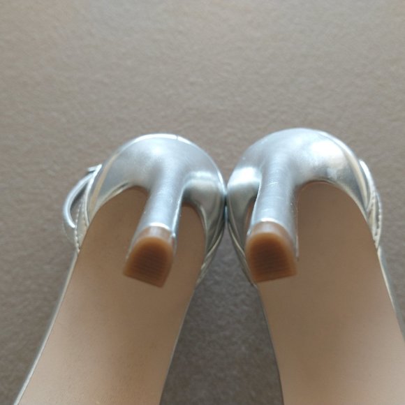 Steve Madden size 7.5 silver metallic stiletto heels with rhinestones - Picture 10 of 10